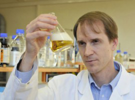 ART_scientist-looking-at-beer