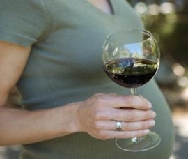 pregnant_drinking_wine