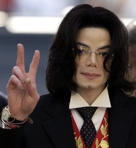 Michael+Jackson+arrives+(C)+at+the+Santa+Barbara+County+Courthouse+for+his+child+molestation+trial+May+13,+2005+in+Santa+Maria,+California