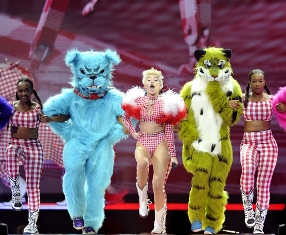 miley cyrus animals