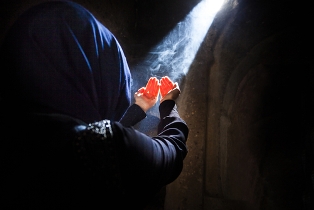 muslim woman praying