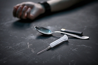 heroin arm syringe01