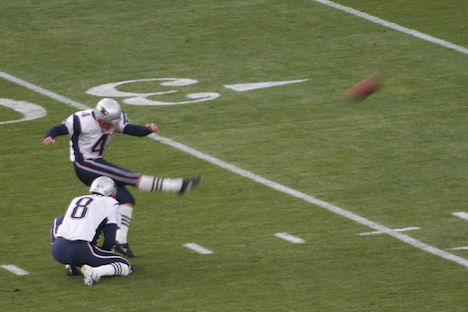 1024px-Adam_Vinatieri_warms_up_prior_to_Super_Bowl_XXXIX