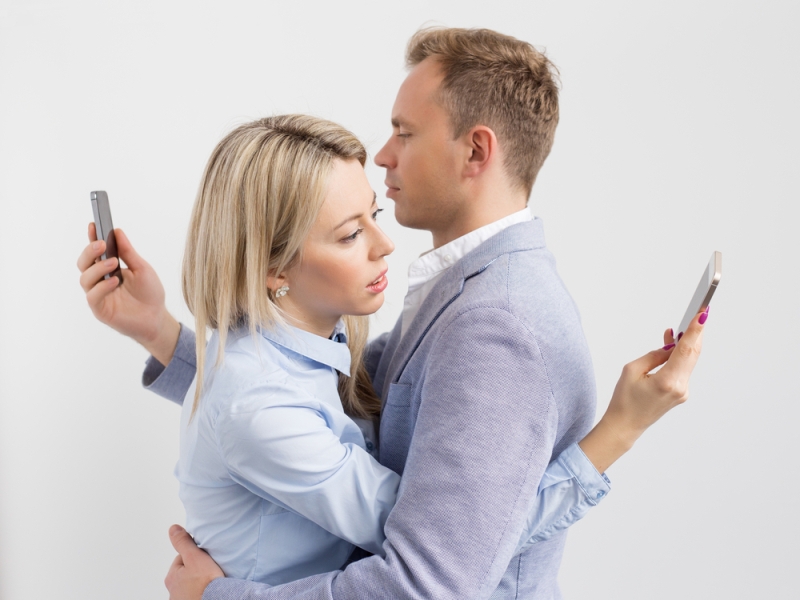 narcissistic couple smartphones