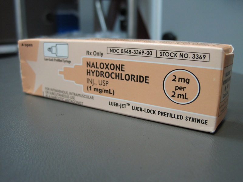 Naloxone kit