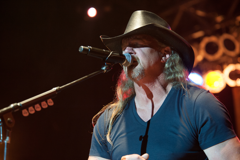 Trace Adkins Relapses During Charity Concert