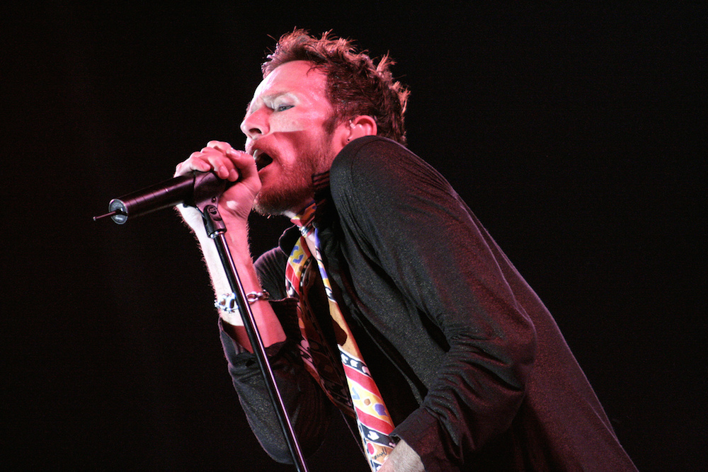 Scott Weiland singing into a microphone.