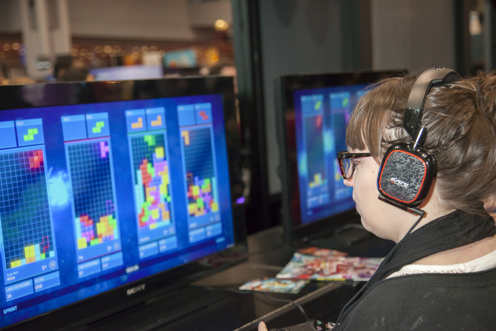Comic Con attendee plays Tetris Ultimate during Comic Con 2014.