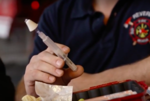 a paramedic preparing a dose of Narcan.