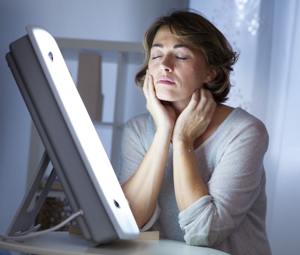 woman using light therapy