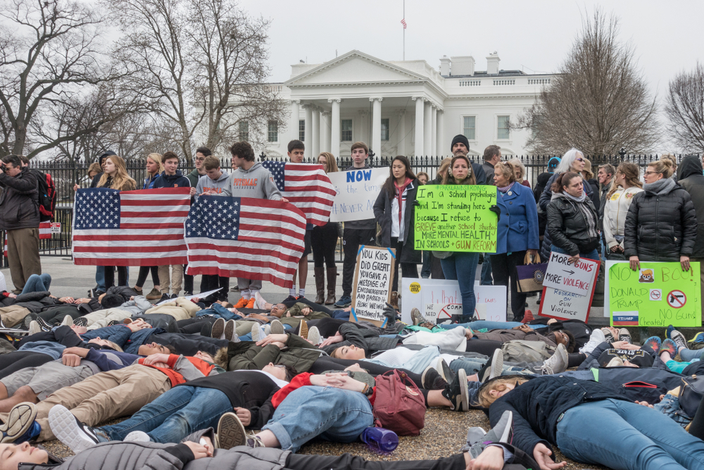 Protesters demonstrating in front of the White House after Parkland shooting