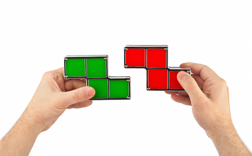 hands playing with Tetris toys to relieve anxiety.