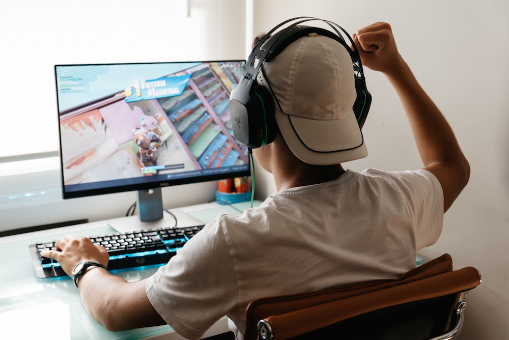 teen with fortnite addiction playing the game before rehab