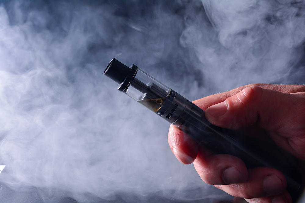 hand holding a vaping device