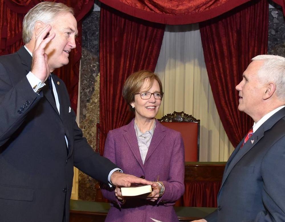 Senator Luther Strange taking the oath of office